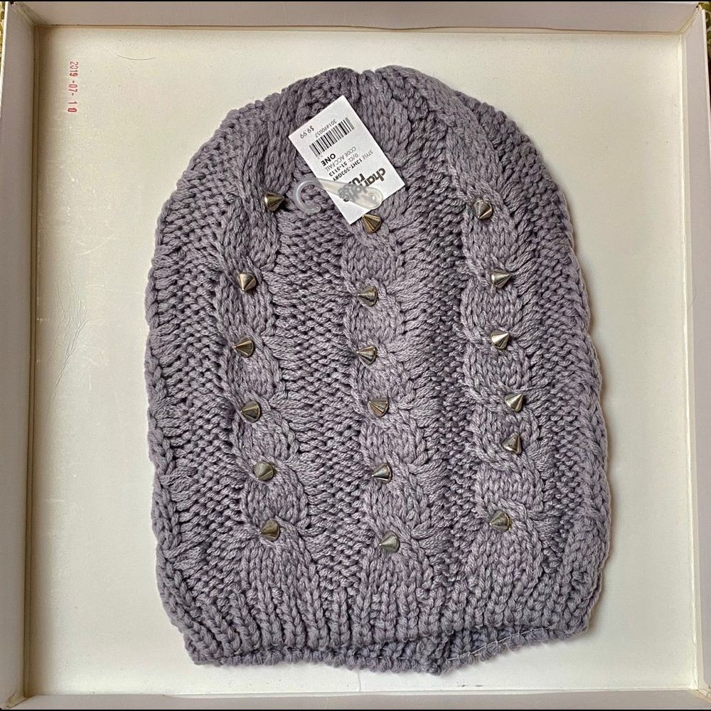 SPIKE cable knit beanie, gray NWT